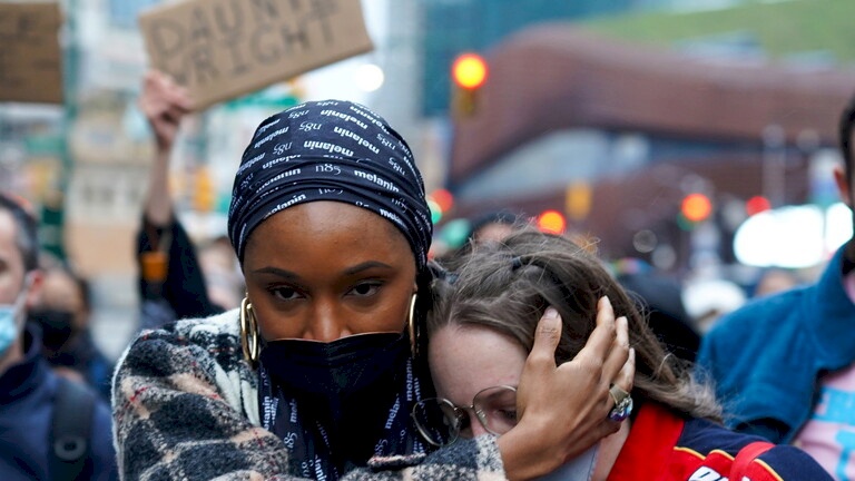 الأمريكيون يتظاهرون في نيويورك ضد عنف الشرطة
