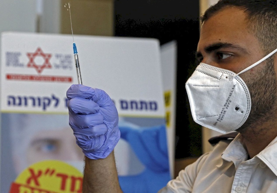 إسرائيل تسعى لشراء 9 مليون جرعة من لقاح "فايزر"