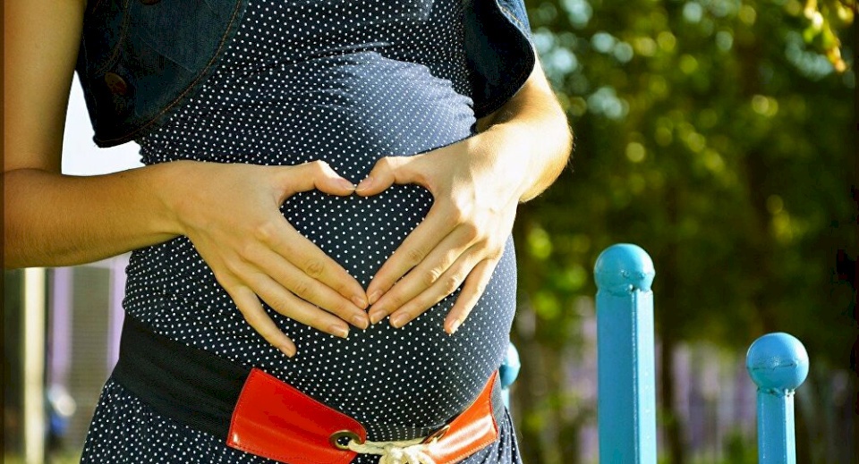 ماذا يحدث إذا ولدت المرأة على متن طائرة؟