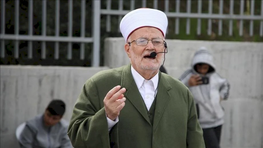 الاحتلال يمنع الشيخ عكرمة صبري من دخول المسجد الأقصى لـ6 أشهر