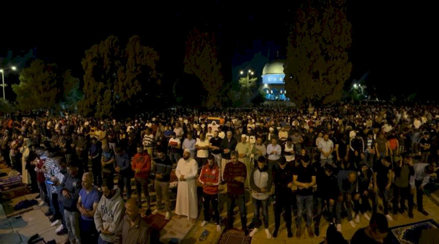 الالاف يؤدون "التراويح" في رحاب الأقصى رغم إجراءات الاحتلال