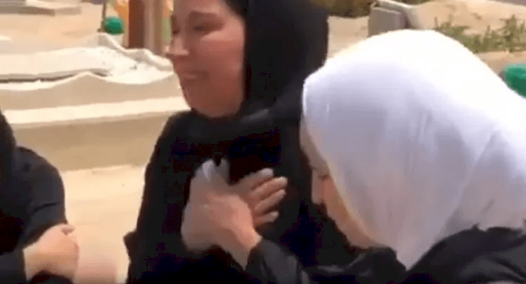 والدة ضحية جريمة الكويت تنهار أمام قبرها.. وهذا ما قاله زوج القتيلة! (فيديو)