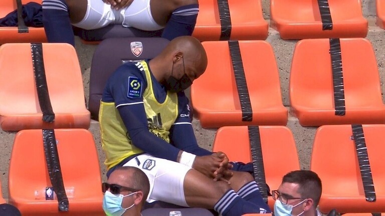 شاهد.. لاعب يغرق في النوم خلال مباراة فريقه!