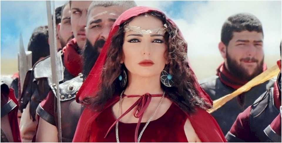 أمل عرفة تتعرض لهجوم قاس بسبب ملامح وجهها في إعلان شيبس! (فيديو)