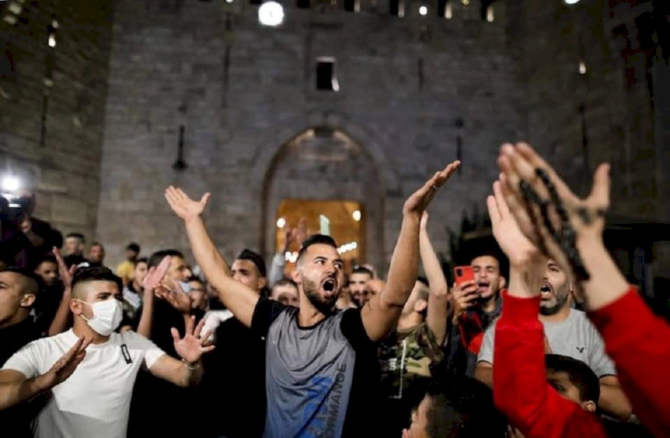 فيديو| المقدسيون يتوافدون إلى باب العامود احتفالاً بإزالة الحواجز