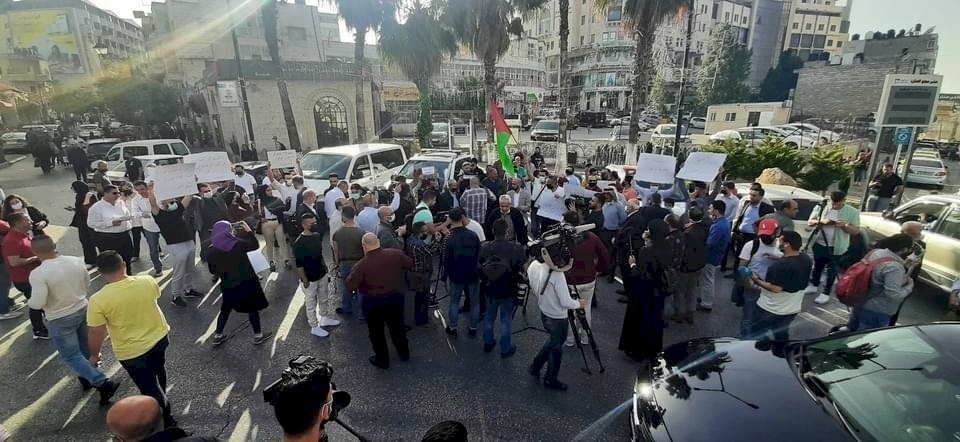 خاص| فيديو- وقفة خجولة جداً لـ 23 قائمة انتخابية ضد تأجيل الانتخابات برام الله