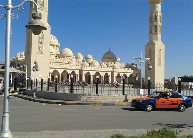 صورة- راقصة مشهورة تجري جلسة تصوير في ساحة مسجد بمصر!