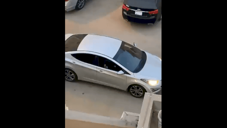 شاهد.. رجل يفتح النار أمام منزل أهل زوجته بالرياض