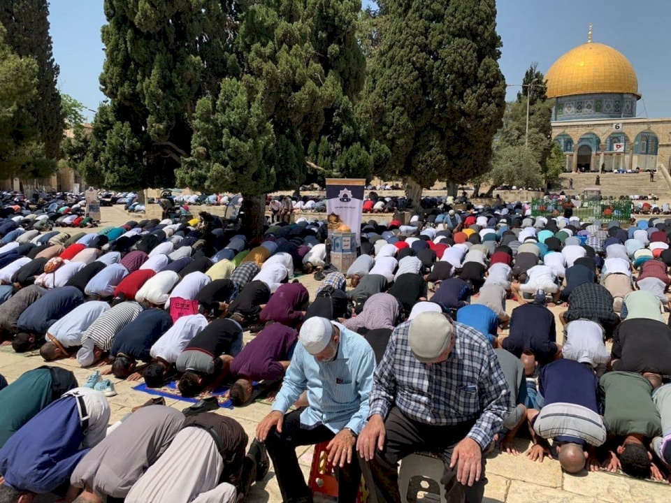  60 ألفا يؤدون الجمعة الثالثة من شهر رمضان في رحاب الأقصى