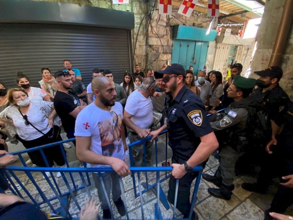 فيديو| الاحتلال يعتدي على المسيحيين المحتفلين بسبت النور في القدس