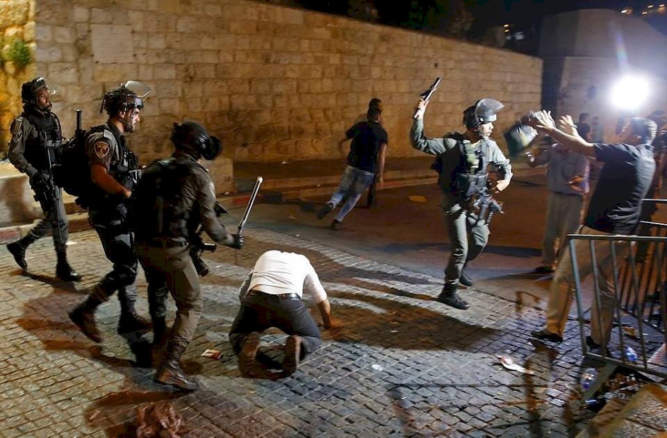 الاحتلال يعتدي على المصلين قرب باب الأسباط بالقدس