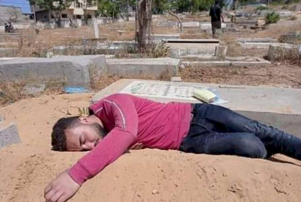 الصورة التي أحزنت كل من شاهدها.. الكشف عن سبب نوم هذا الشاب فوق القبر! 