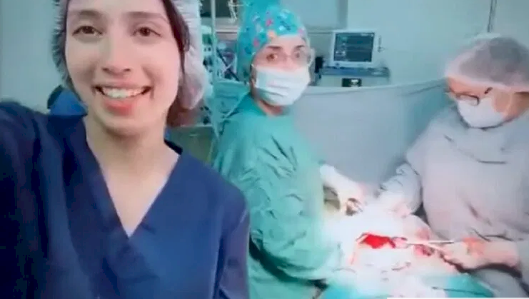 فيديو يثير الغضب.. أطباء يرقصون على جسد مريض أثناء عملية جراحية في تونس! (شاهد)