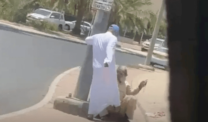 كويتي يعتدي على وافد مسن بالشارع بشكل مستفز.. وفزعة امرأة تنقذه! (فيديو)