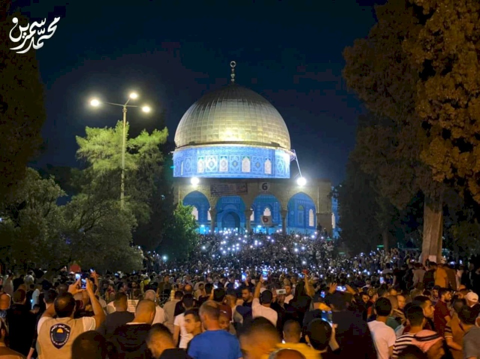 رغم اجراءات الاحتلال.. الالاف في المسجد الأقصى لإحياء ليلة القدر