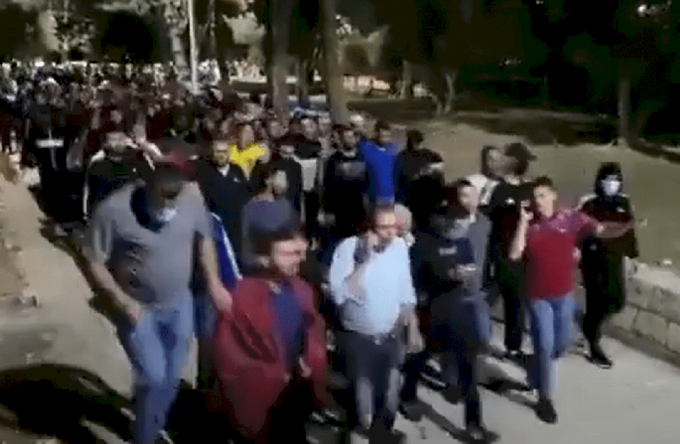 فيديو| الآلاف يدخلون المسجد الأقصى بالتهليل والتكبير