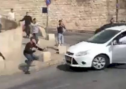 فيديو| مستوطن يدعس شبانا قرب باب الاسباط بالقدس