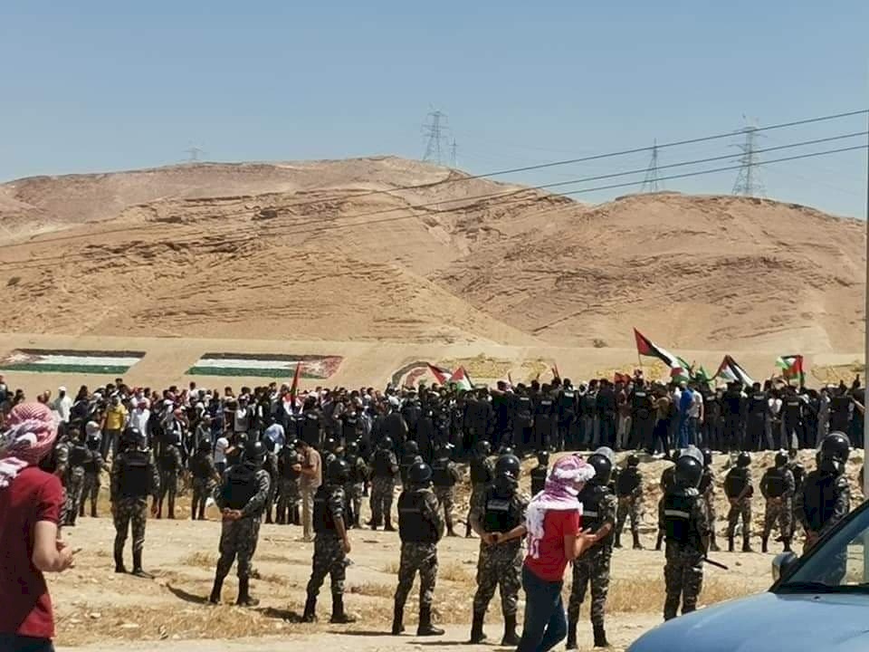 أردنيون على الحدود مع فلسطين المحتلة يهتفون:"هينا وصلنا للأغوار" (فيديو- صور)