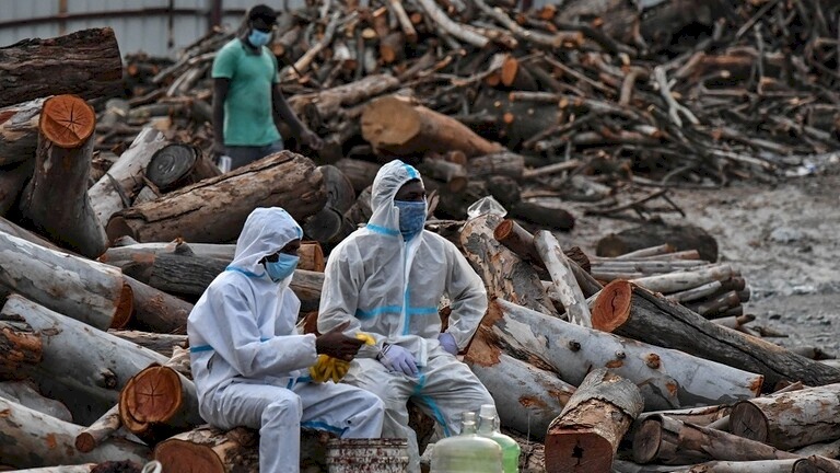 فيديو| عملية مثيرة للقلق.. هنود يلقون جثث ضحايا كورونا في الأنهار خوفا من المرض 