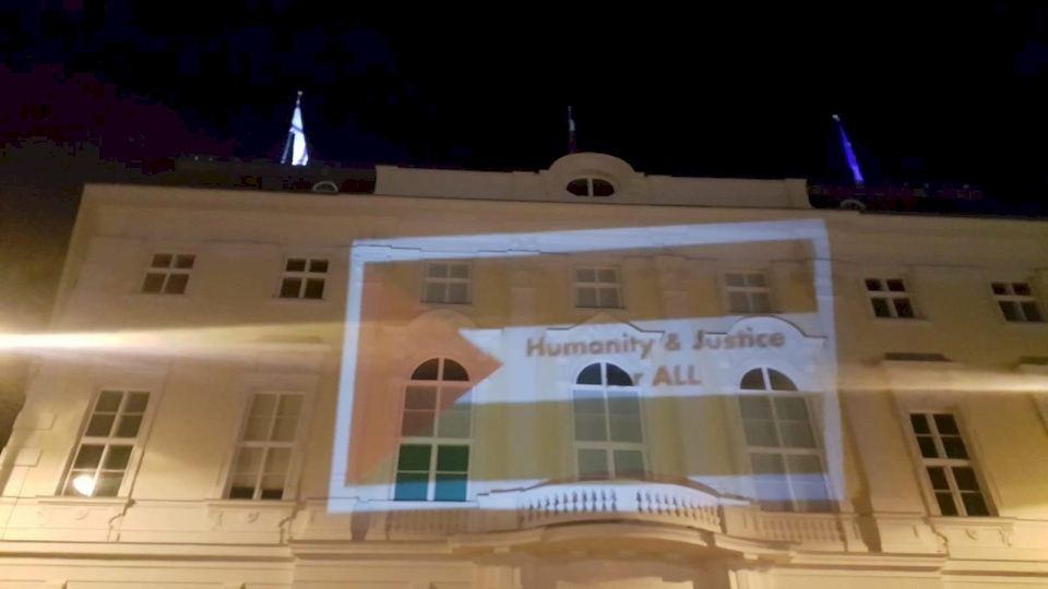 صور| شبان فلسطينيون وعرب يرسمون العلم الفلسطيني على مبنى رئاسة الوزراء النمساوية