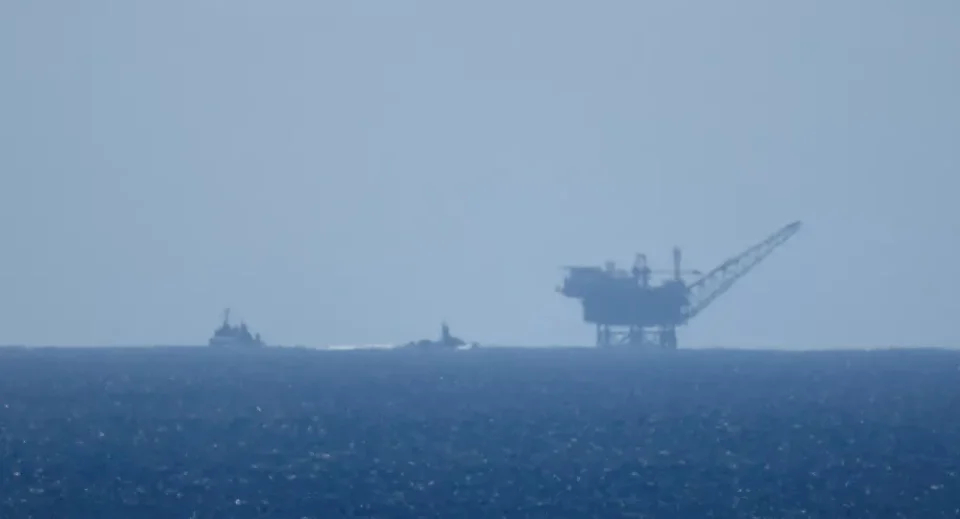 حماس تعلن استهداف بارجة إسرائيلية بالصواريخ 