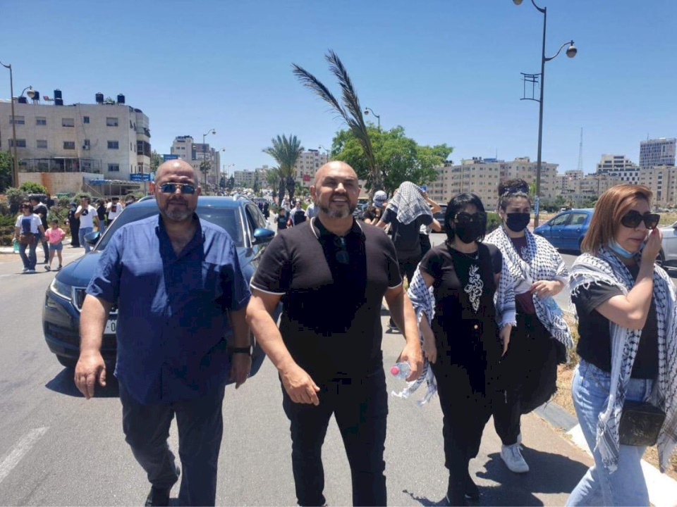 الإعلام العبري ينتقد مشاركة ابن الرئيس محمود عباس بمسيرات رام الله