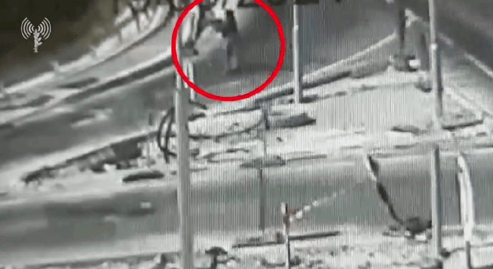 فيديو- لأول مرة منذ الانتفاضة- فتاة تنفذ عملية بسلاح رشاش!