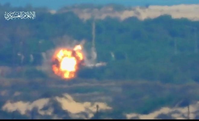 فيديو- القسام تنشر لحظة استهداف حافلة لنقل الجنود شمال غزة