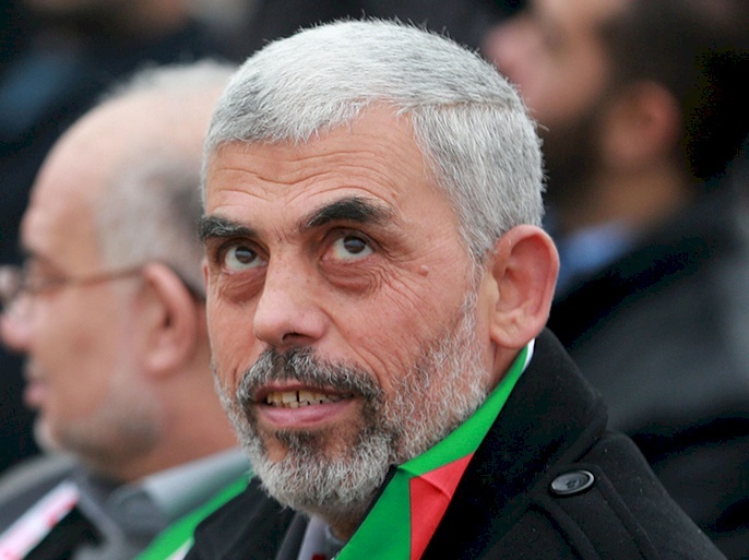 فيديو| في اول ظهور له بعد العدوان.. يحيـى السنـوار يزور بيت عزاء احد قادة القســام