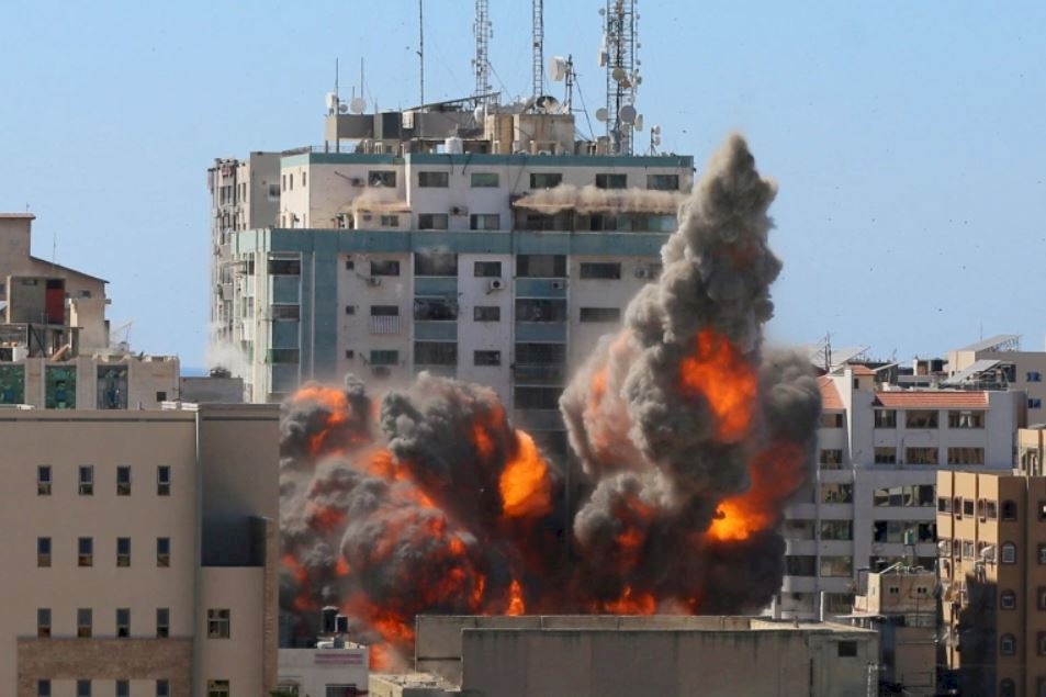 مسؤولون إسرائيليون: ندمنا على قصف برج الجلاء بغزة