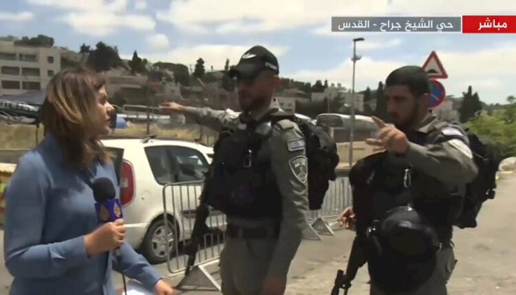 فيديو| هذا ما فعلته مستوطنة مع مراسلة الجزيرة في القدس شيرين أبو عاقلة أثناء بث مباشر
