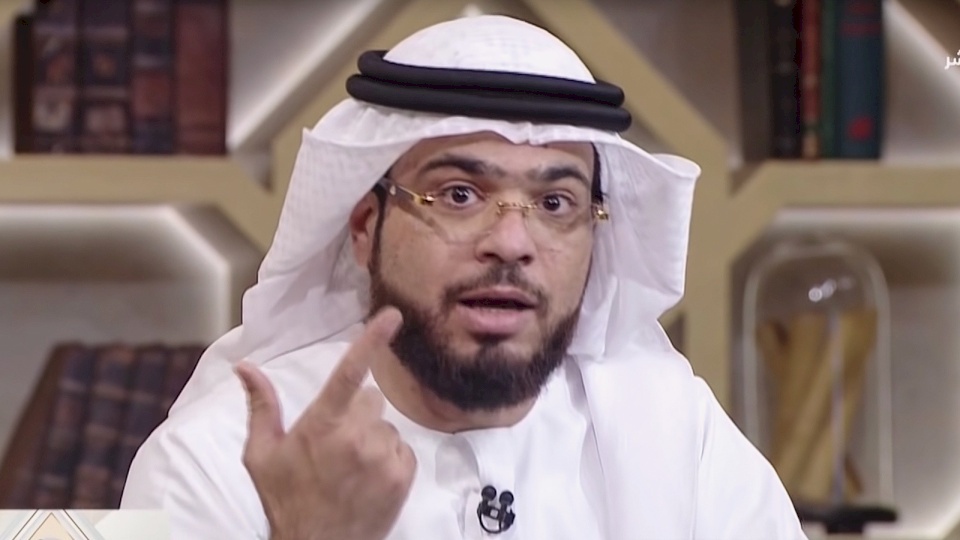 شاهد| بعد مواقفه الداعمة لاسرائيل.. هل تعرض وسيم يوسف للطعن على يد شاب إماراتي وإحراق سيارته في أبوظبي؟