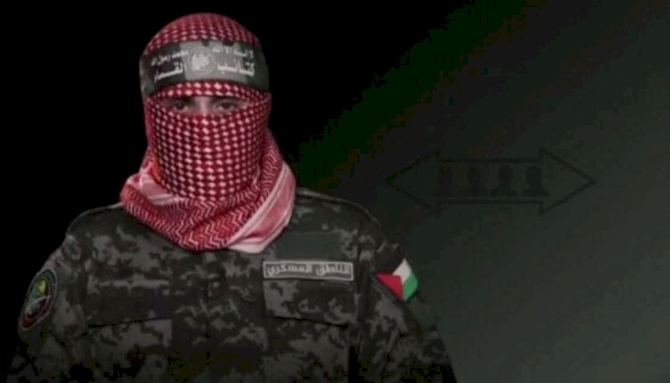 صحفي إسرائيلي يزعم: اكتشفنا هوية أبو عبيدة! (صورة)