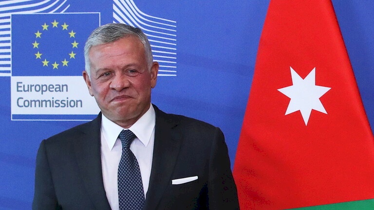 صور- الملك الأردني يكسر بروتوكول كورونا في حفل عيد الاستقلال الـ75