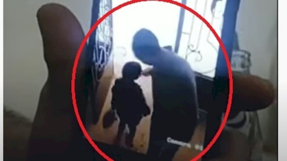 فيديو| حادثة المعادي تتكرر.. شاهد أربعينياً يتحرش بطفلة في مصر