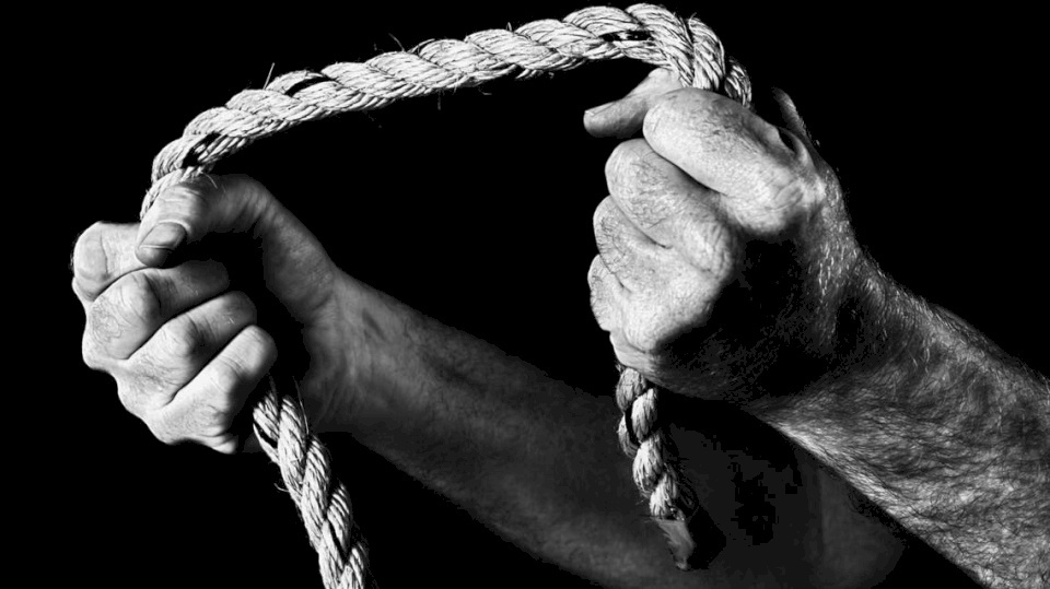"حقتل نفسي والعيال".. تسجيل لمصري يكشف كيف خنق طفليه وانتحر