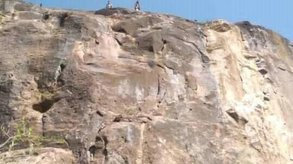 صورة| جريمة مروعة.. يمني يلقي نفسه وأطفاله من فوق جبل