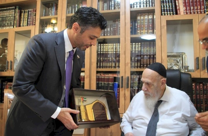 شاهد| سفير الإمارات لدى تل أبيب يثير جدلا كبيرا بفيديو مع حاخام يهودي