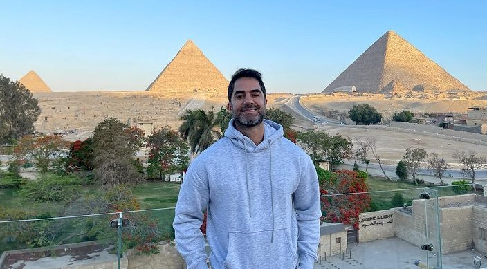 شاهد- سائح برازيلي يتحرش ببائعة في مصر.. وهذا ما حصل معه!