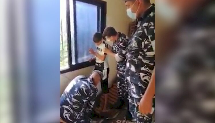 شاهد| لبنانية تقيد طفلها بالسلاسل بلا رحمة .. فيديو مُفاجئ بعد مداهمة المنزل!