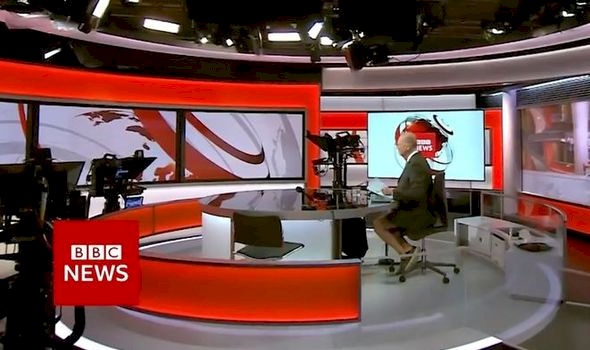 مذيع BBC يُثير الجدل خلال نشرة أخبار مهمة .. شاهدوا كيف ظهر على الهواء!