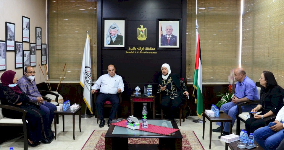 المحافظ غنام تسلم عائلة الشهيد الحلبي مبلغا مالياً مقدما من الرئيس