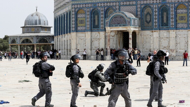 شرطة الاحتلال تعتقل فلسطينيا يوزع عصير "انتفاضة القدس" مجانا