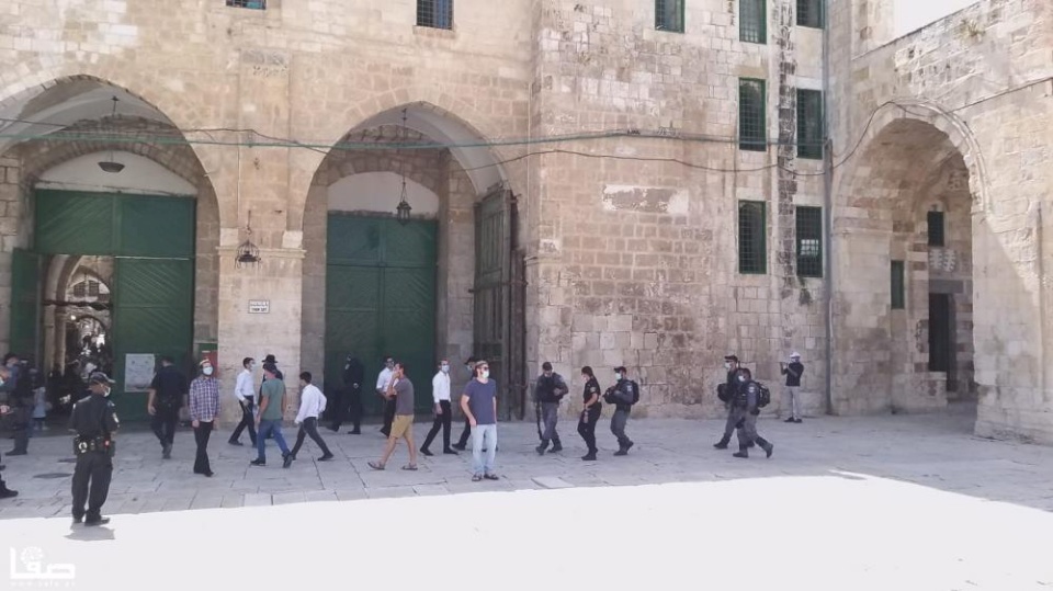 اشتباكات بالأيدي مع قوات الاحتلال داخل المسجد الأقصى المبارك