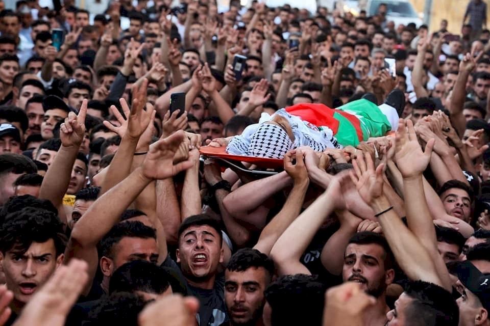 بيتا تودع جثمان شهيدها حمايل إلى مثواه الأخير