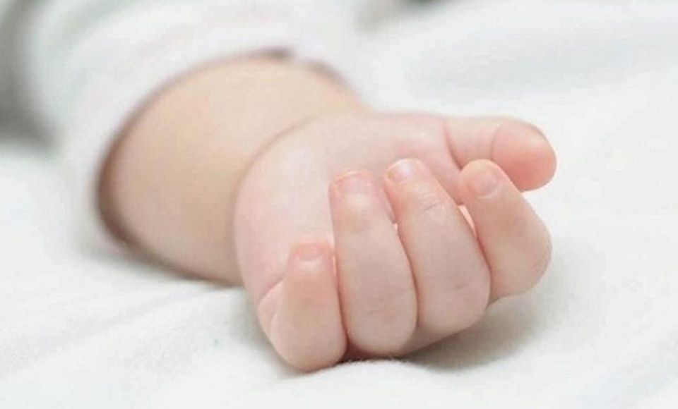 وفاة رضيع جوعا ونقل شقيقته للمشفى.. "أمهم ذهبت لحفلة وتركتهم 4 أيام"!