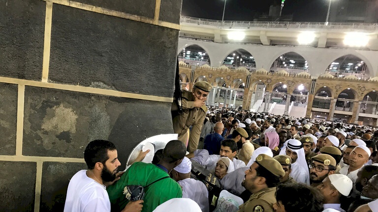 فتوى: ما حكم تقبيل الحجر الأسود في زمن كورونا؟