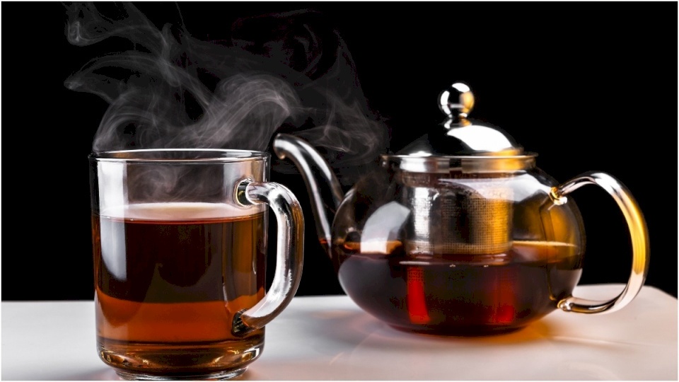 سعودي يقاضي زوجته بعدما سكبت عليه الشاي الساخن خلال مشاجرتهما