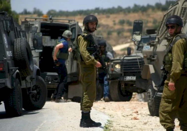 الاحتلال يخطر بوقف العمل بطريق ومنشآة في عقربا جنوب نابلس