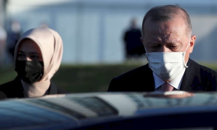 فلسطينية تخطف الأنظار خلال مرافقتها أردوغان في قمة الناتو